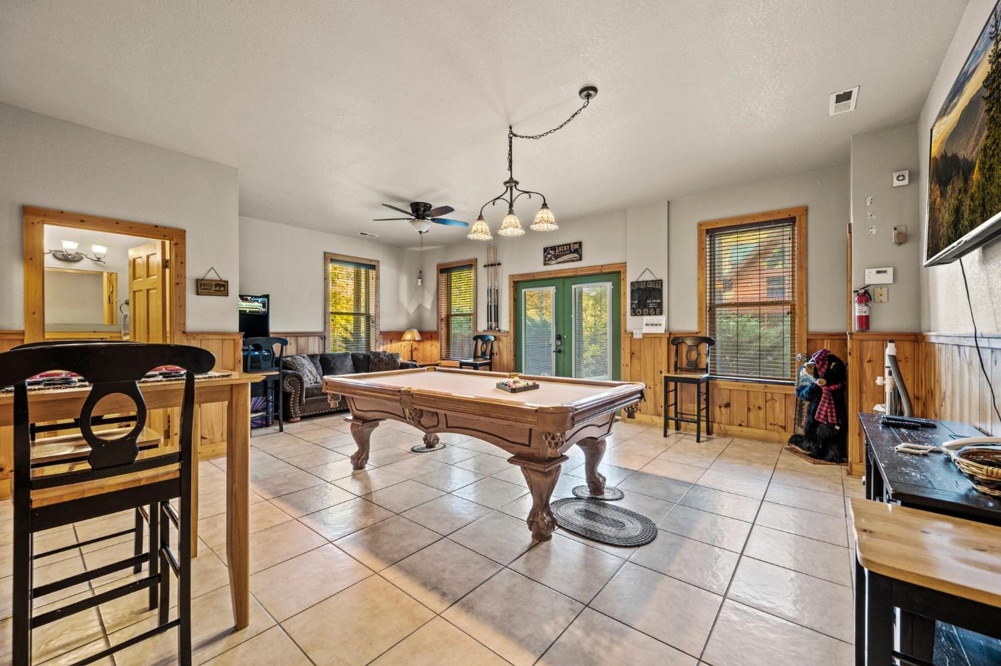 Relaxation Retreat - Pickleball Cabin - Wi-Fi, Fire Pit With Bar, Ev, Game Room, Hot Tub, Pool Access - Mins To Pf Sevierville Luaran gambar