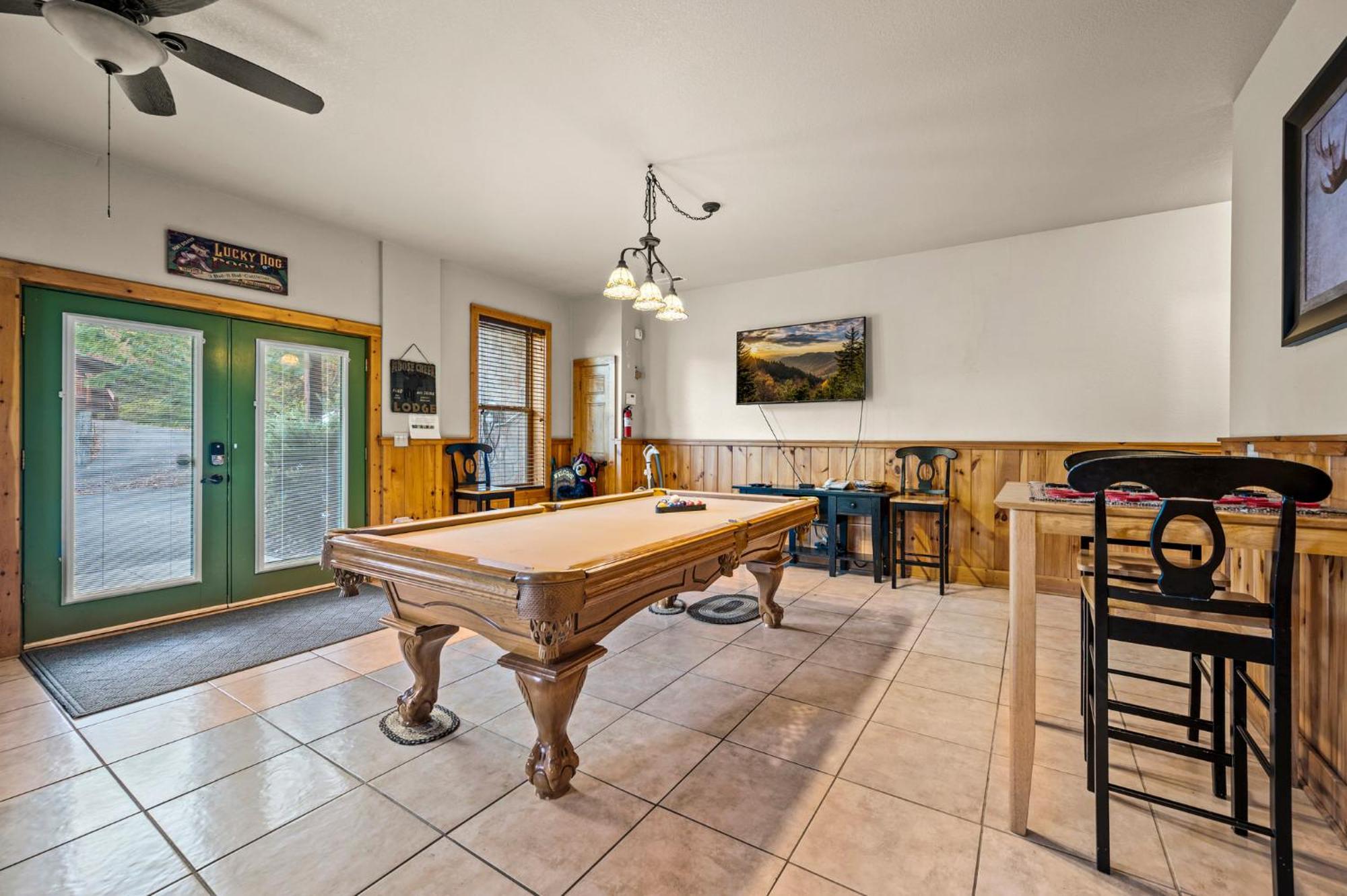 Relaxation Retreat - Pickleball Cabin - Wi-Fi, Fire Pit With Bar, Ev, Game Room, Hot Tub, Pool Access - Mins To Pf Sevierville Luaran gambar
