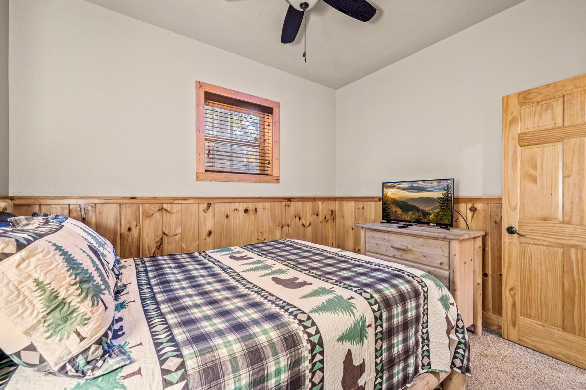 Relaxation Retreat - Pickleball Cabin - Wi-Fi, Fire Pit With Bar, Ev, Game Room, Hot Tub, Pool Access - Mins To Pf Sevierville Luaran gambar