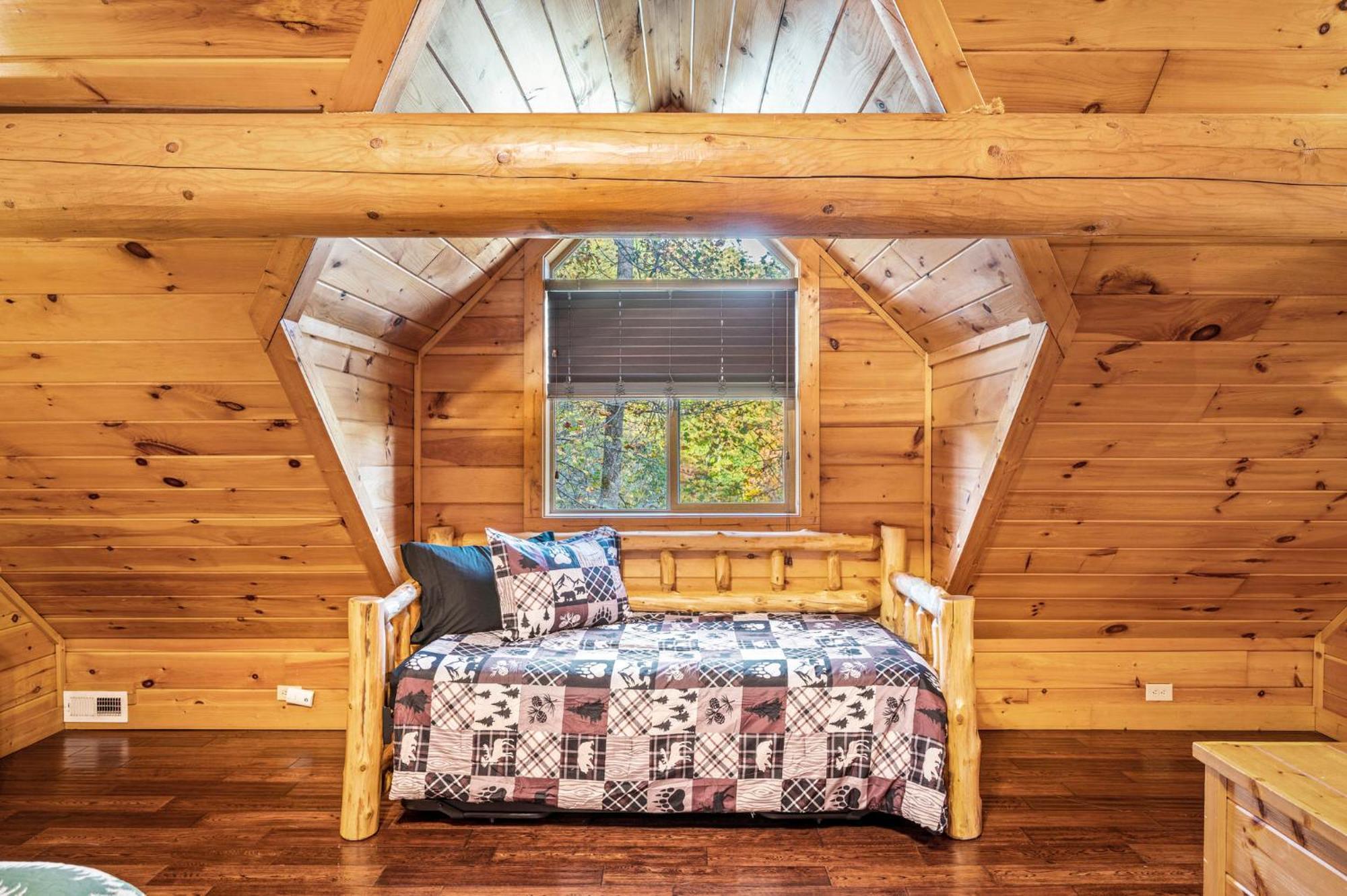 Relaxation Retreat - Pickleball Cabin - Wi-Fi, Fire Pit With Bar, Ev, Game Room, Hot Tub, Pool Access - Mins To Pf Sevierville Luaran gambar