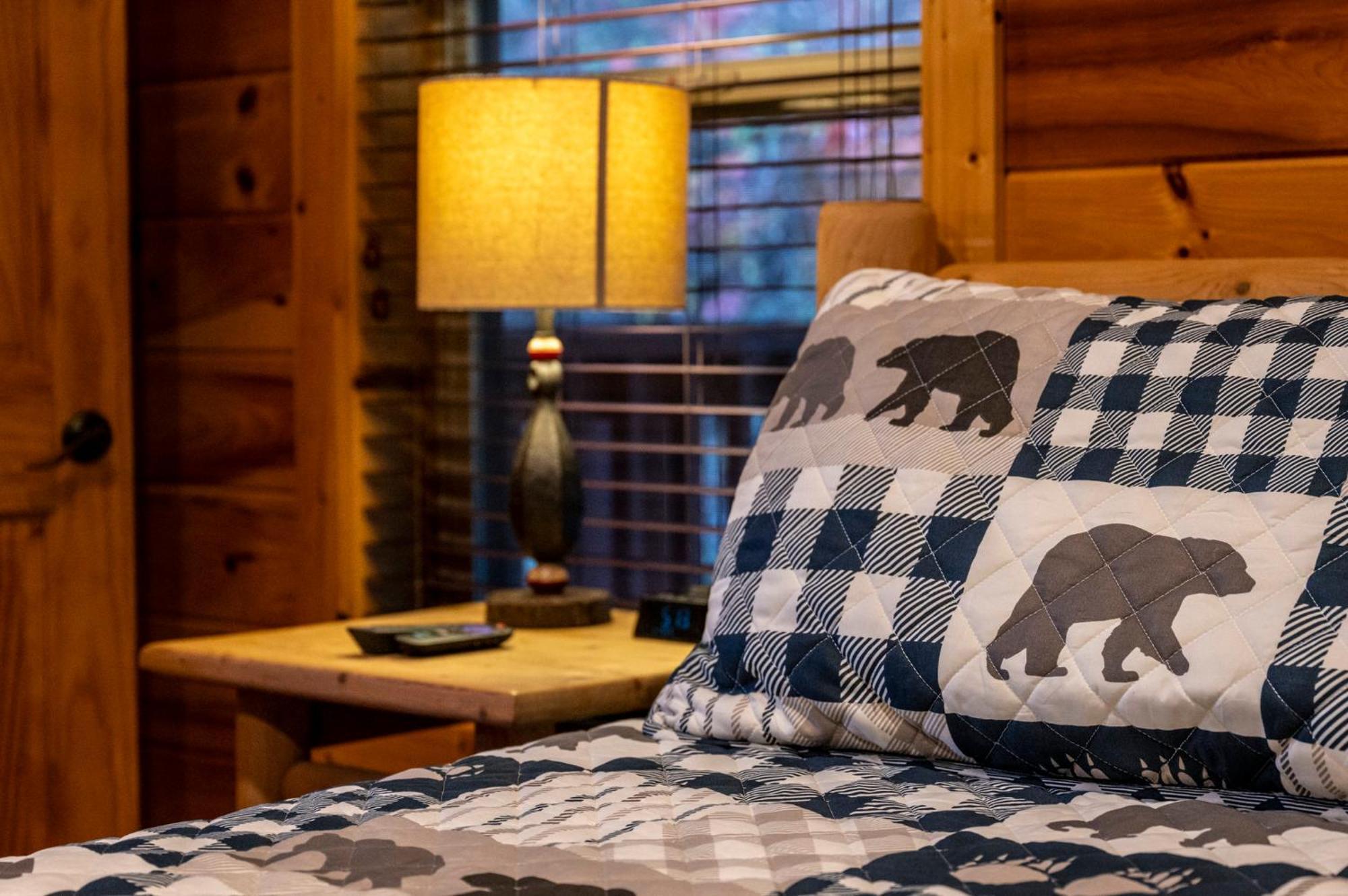 Relaxation Retreat - Pickleball Cabin - Wi-Fi, Fire Pit With Bar, Ev, Game Room, Hot Tub, Pool Access - Mins To Pf Sevierville Luaran gambar